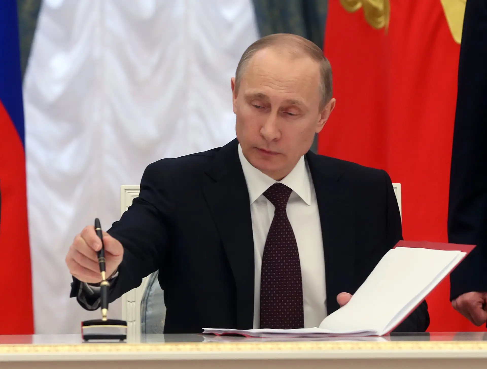 Putin assina o documento de anexação da Crimeia em 2014