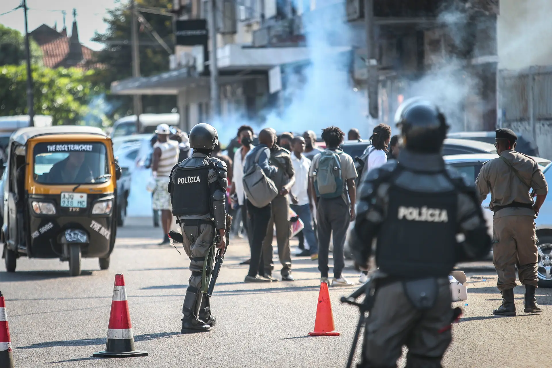 Polícia usa gás lacrimogéneo para dispersar marcha em Maputo de homenagem ao rapper Azagaia