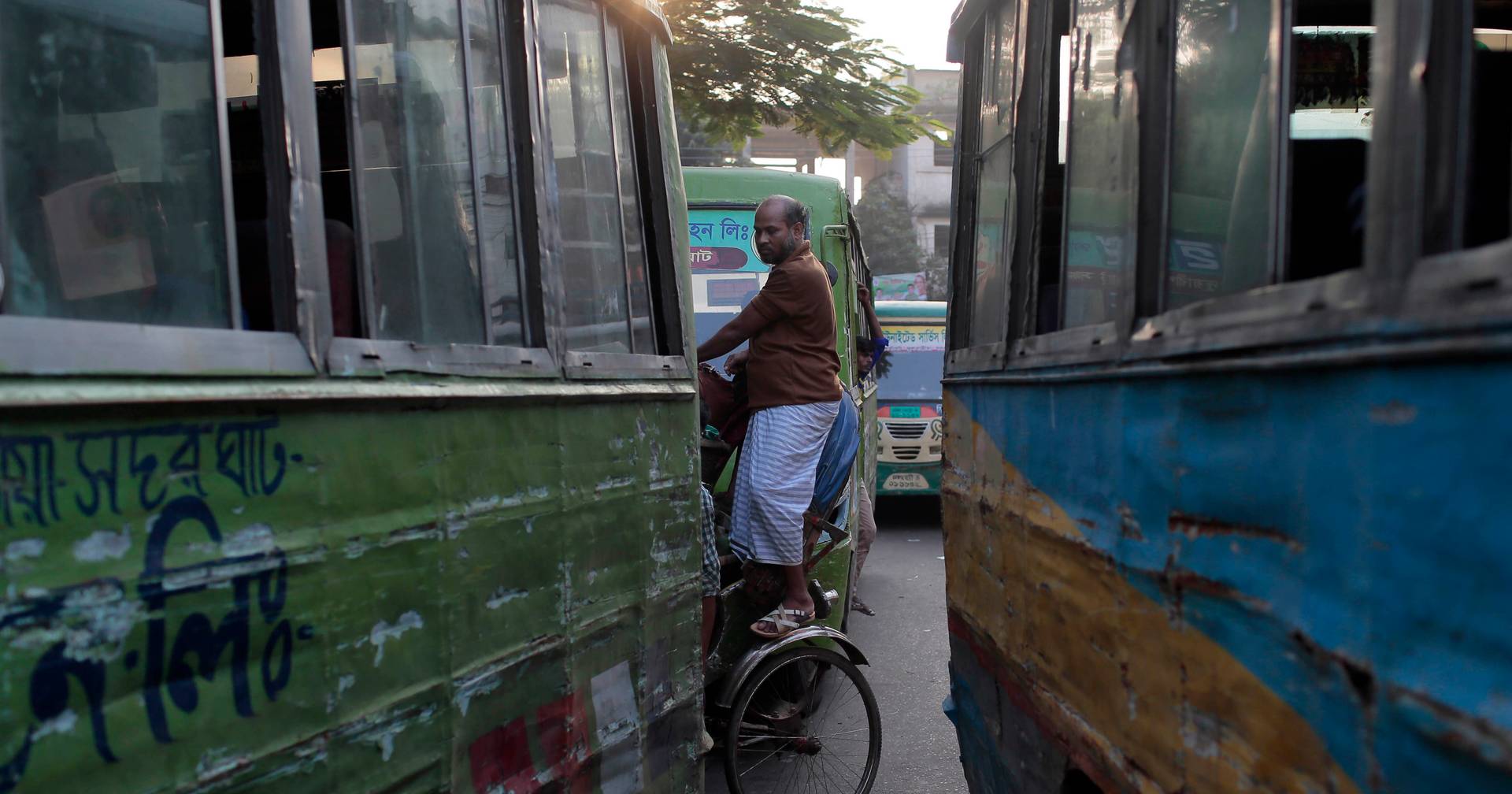 Al menos 16 muertos en accidente de autobús en Bangladesh