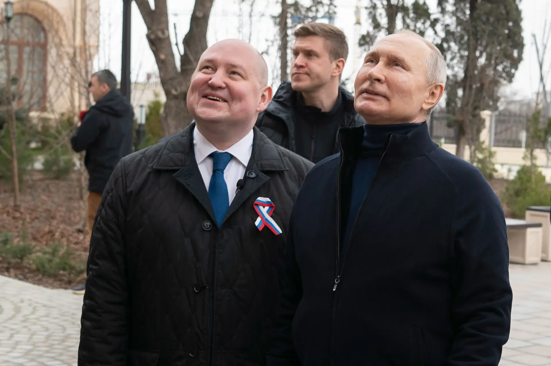 Putin visita Mariupol na primeira visita surpresa ao Donbass