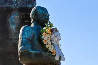 Flores e velas em homenagem na estátua de Rui Nabeiro em Campo Maior