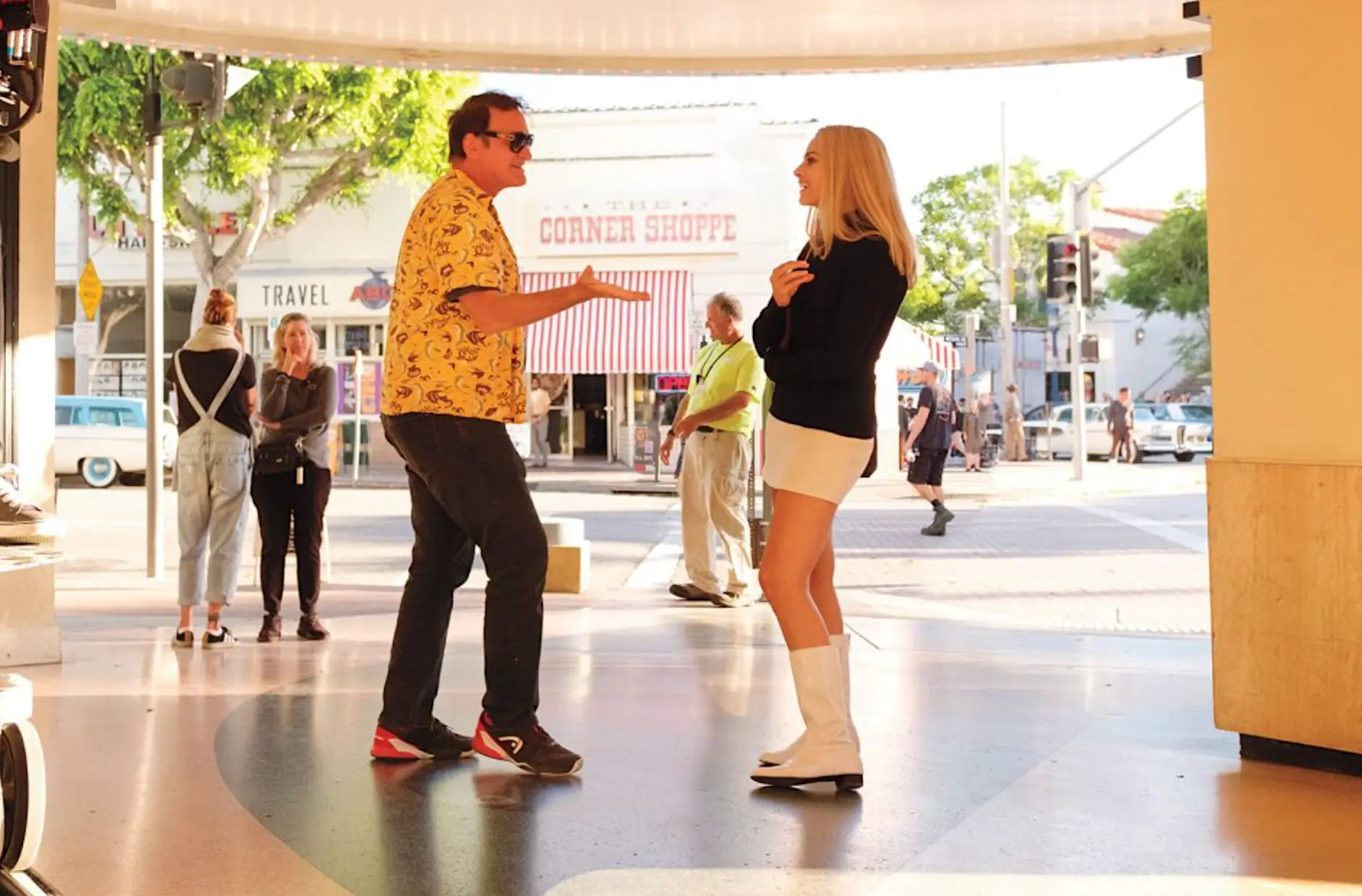 Quentin Tarantino e Margot Robbie durante a rodagem de "Era uma Vez em Hollywood" (2019)
