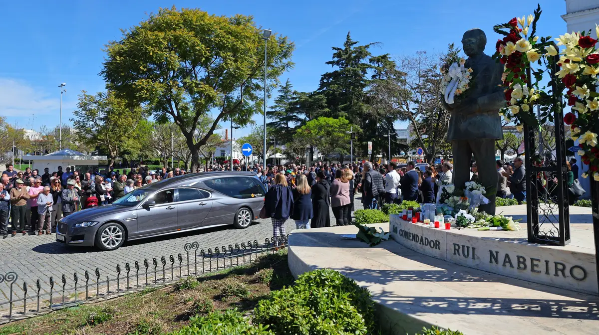 Centenas de pessoas receberam o cortejo fúnebre do empresário Rui Nabeiro, junto à estátua em sua homenagem.