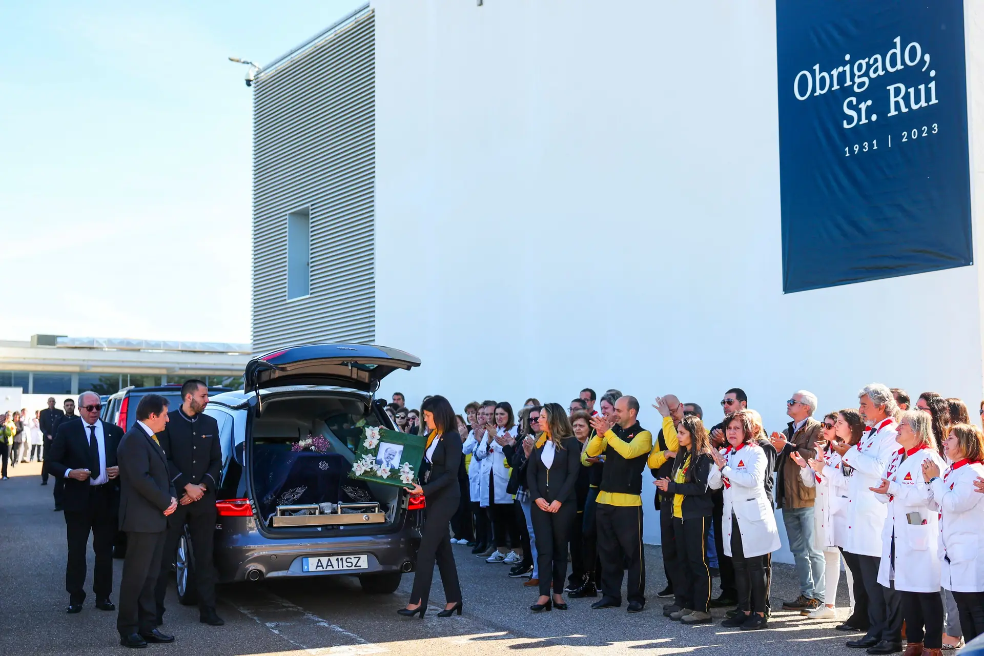 Homenagem dos empregados na fábrica Nova Delta durante as cerimónias fúnebres do empresário Rui Nabeiro.