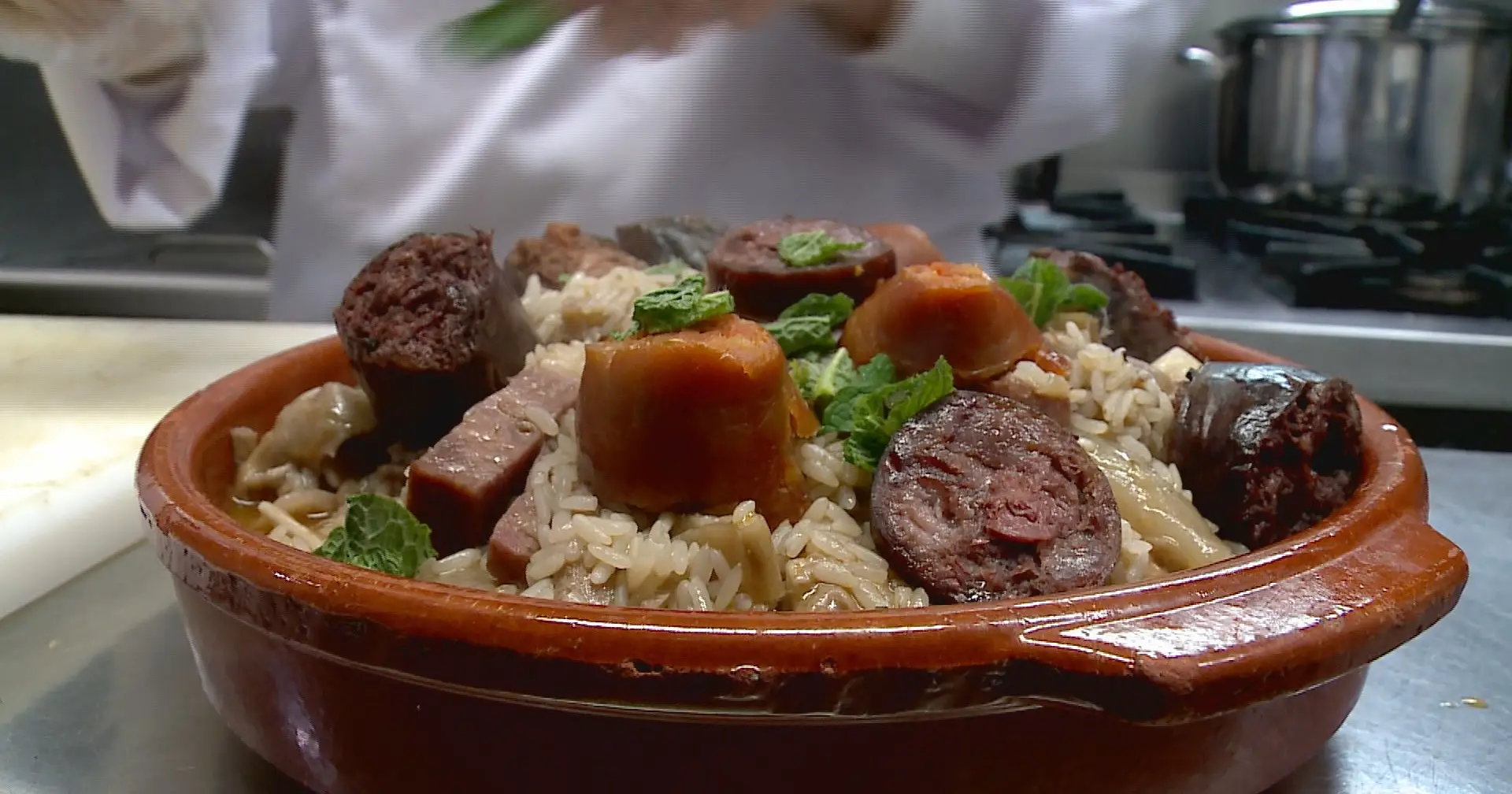 Prato do Dia panela no forno junta numa só receita as carnes menos nobres do porco