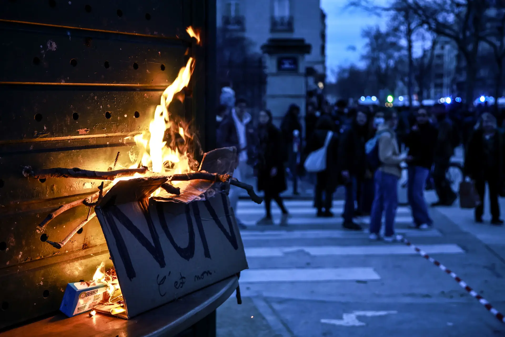 Cerca de 300 detidos nos protestos contra a reforma das pensões em França