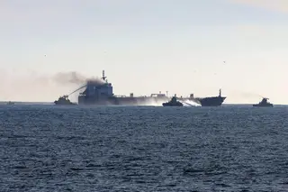 Incêndio em navio na Foz do Douro mantém-se ativo mas controlado