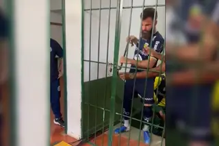 Jogadores de clube brasileiro trancados a cadeado no balneário durante intervalo de um jogo