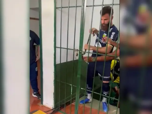 Jogadores de clube brasileiro trancados no balneário ao intervalo de um jogo