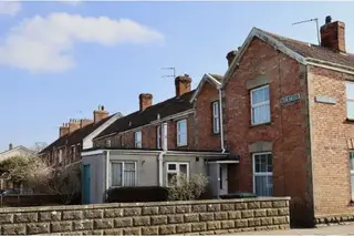 Mulher de 104 anos vende casa de família onde vivia desde 1921