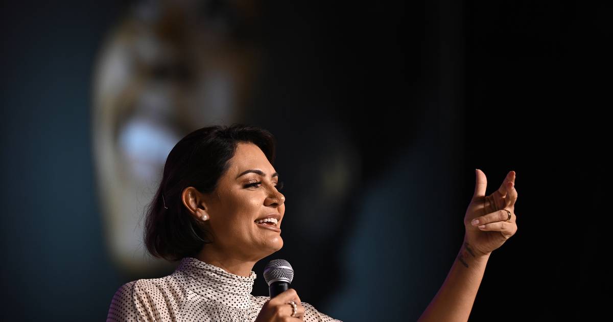 Michelle Bolsonaro pondera candidatura às presidenciais brasileiras de 2026
