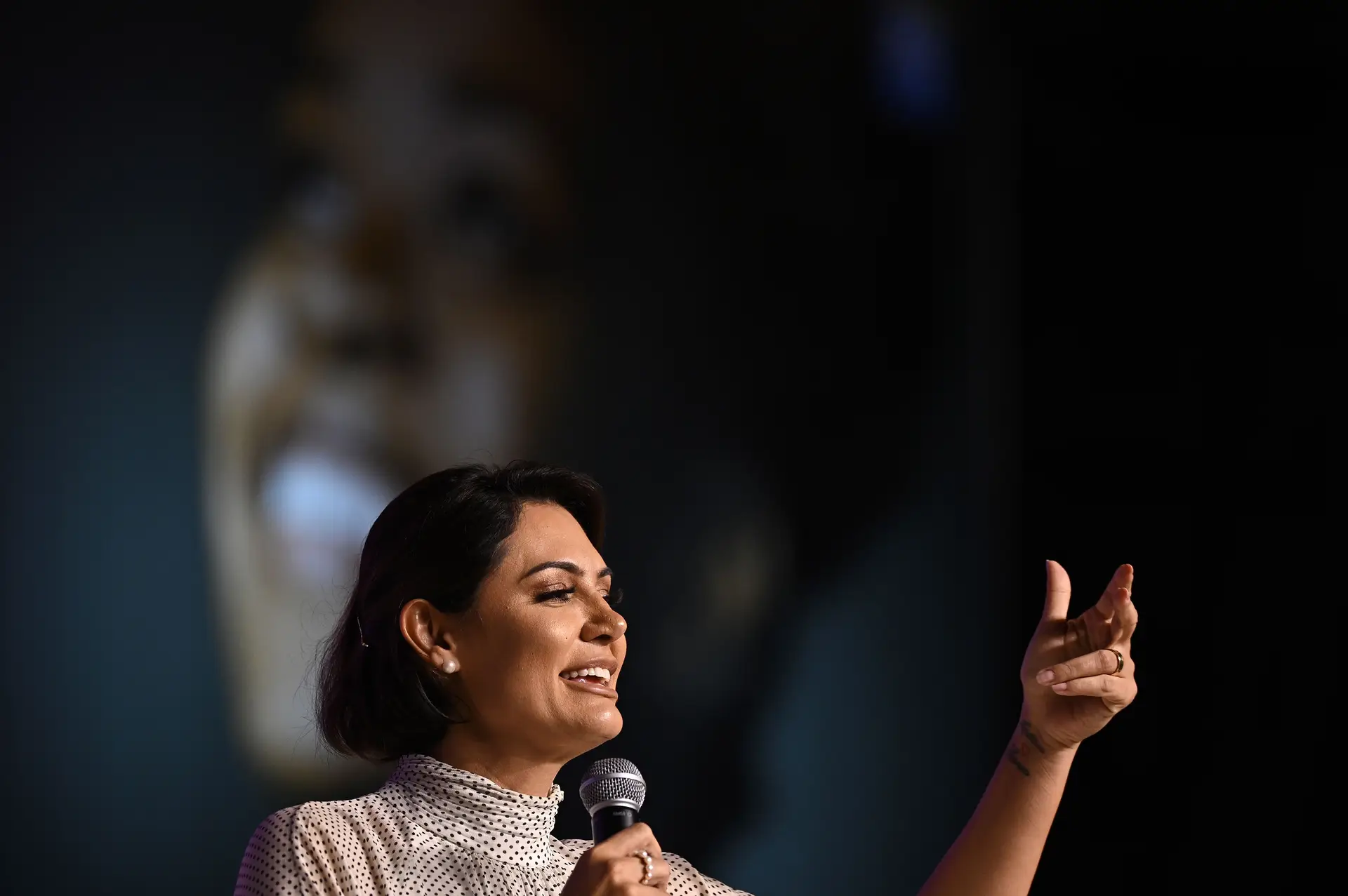 Michelle Bolsonaro pondera candidatura às presidenciais brasileiras de 2026