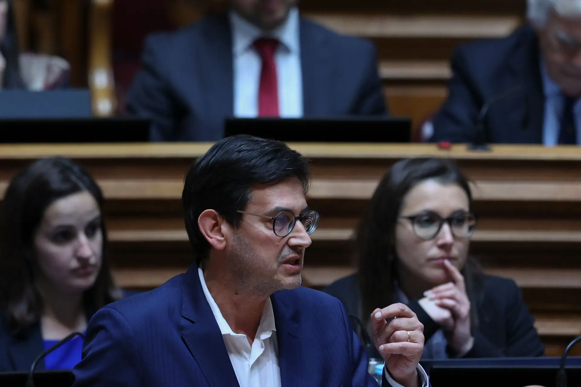 IL pede que primeiro-ministro "desça à realidade", Costa salienta conjuntura internacional