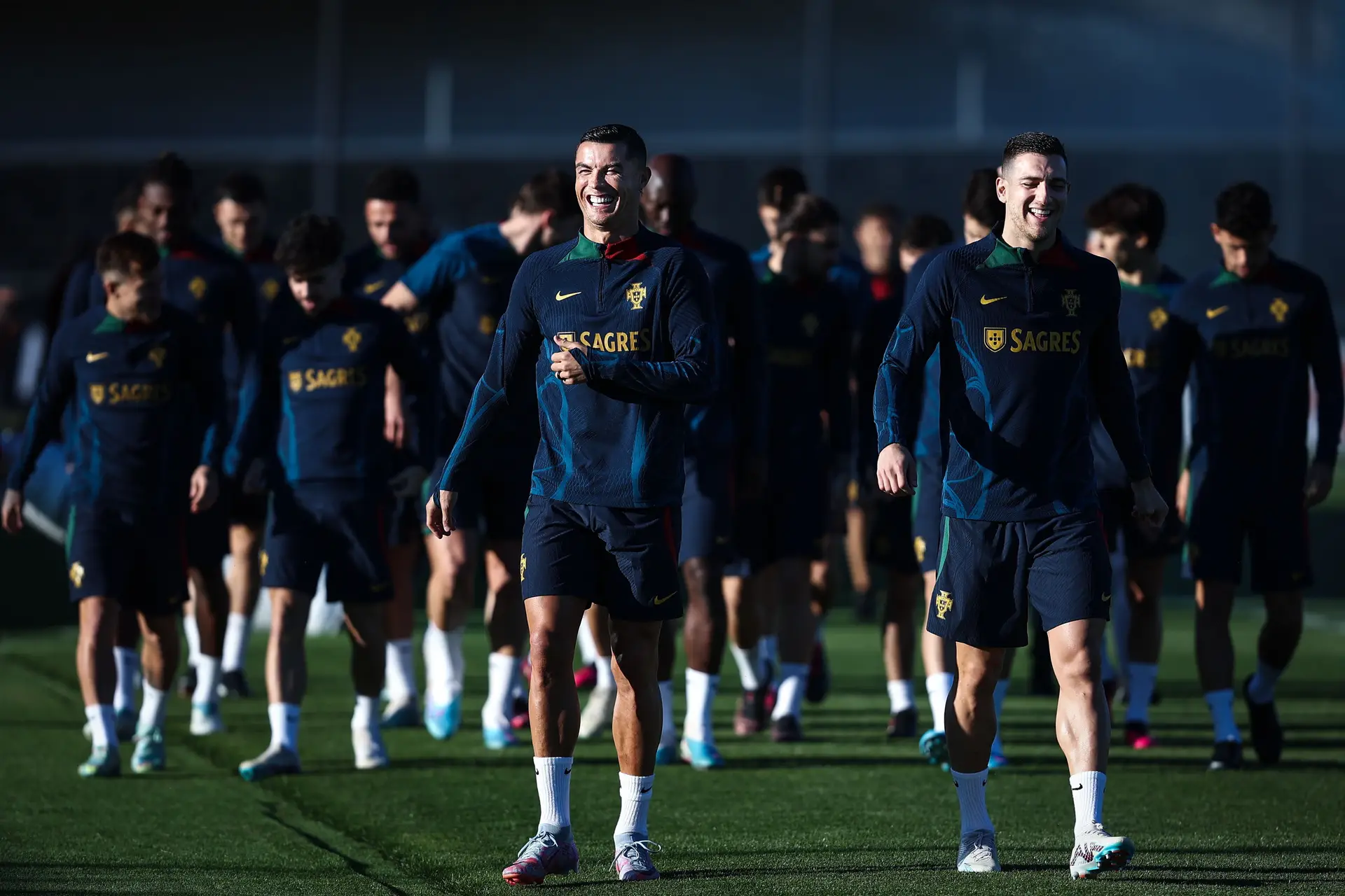 Ronaldo e Dalot durante um treino da Seleção Nacional na Cidade do Futebol, em Oeiras.