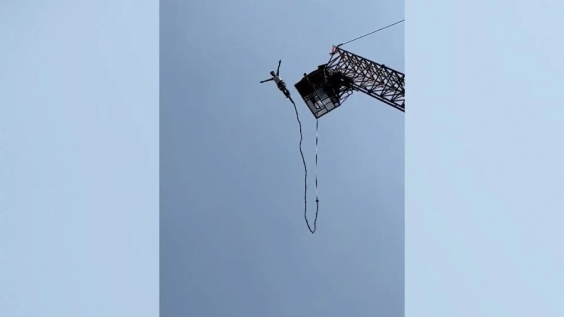 Turista sobrevive após corda de bungee jumping se partir