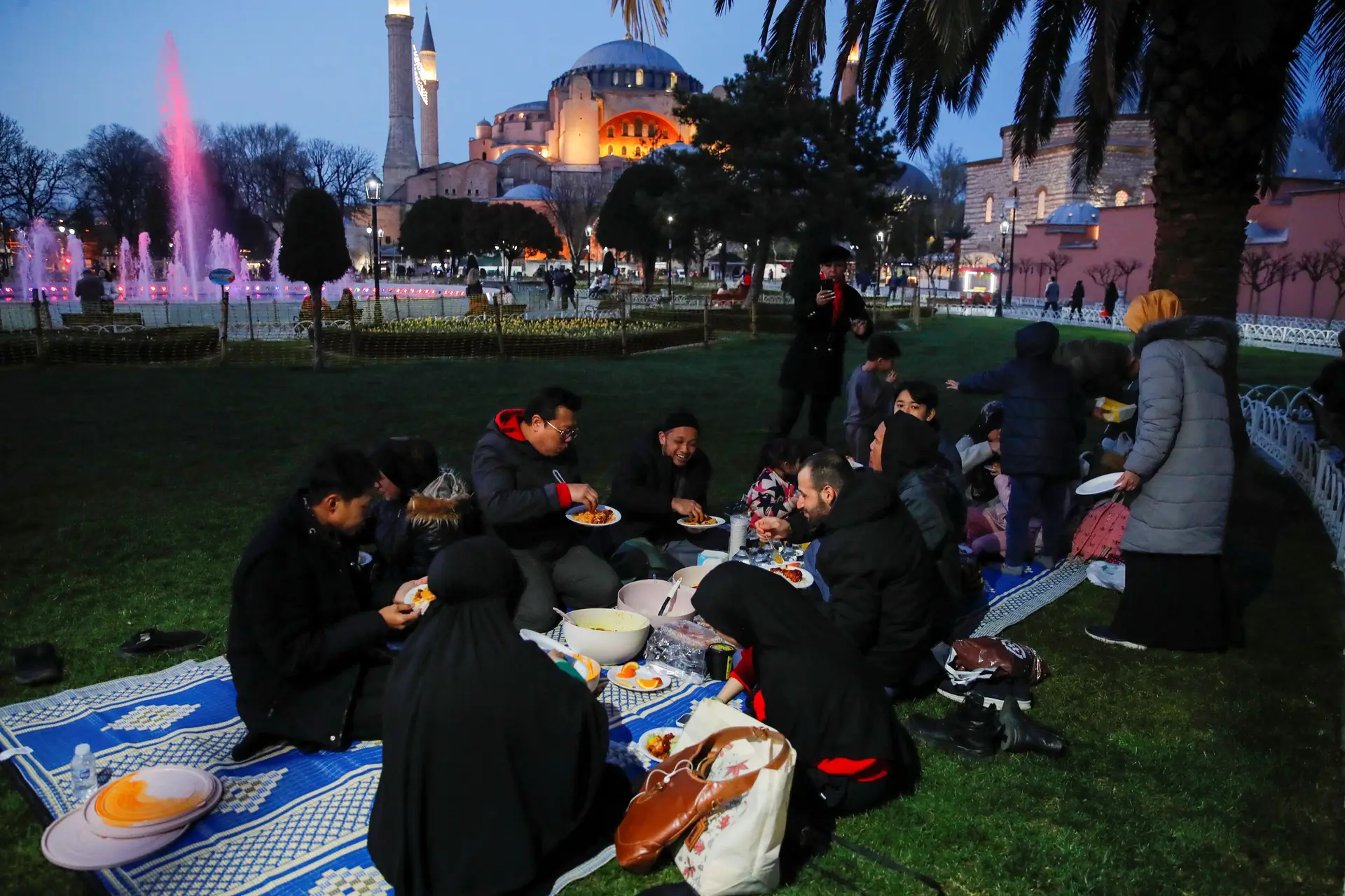 Começou o Ramadão, celebrado pelos muçulmanos de todo o mundo - SIC Notícias