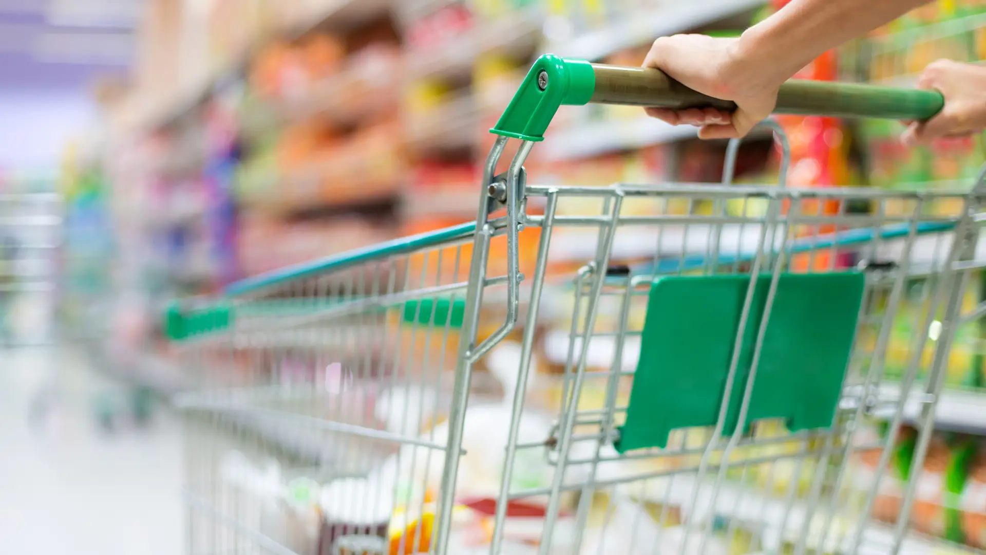 Mais de metade dos portugueses faz lista de compras e prefere lojas de proximidade