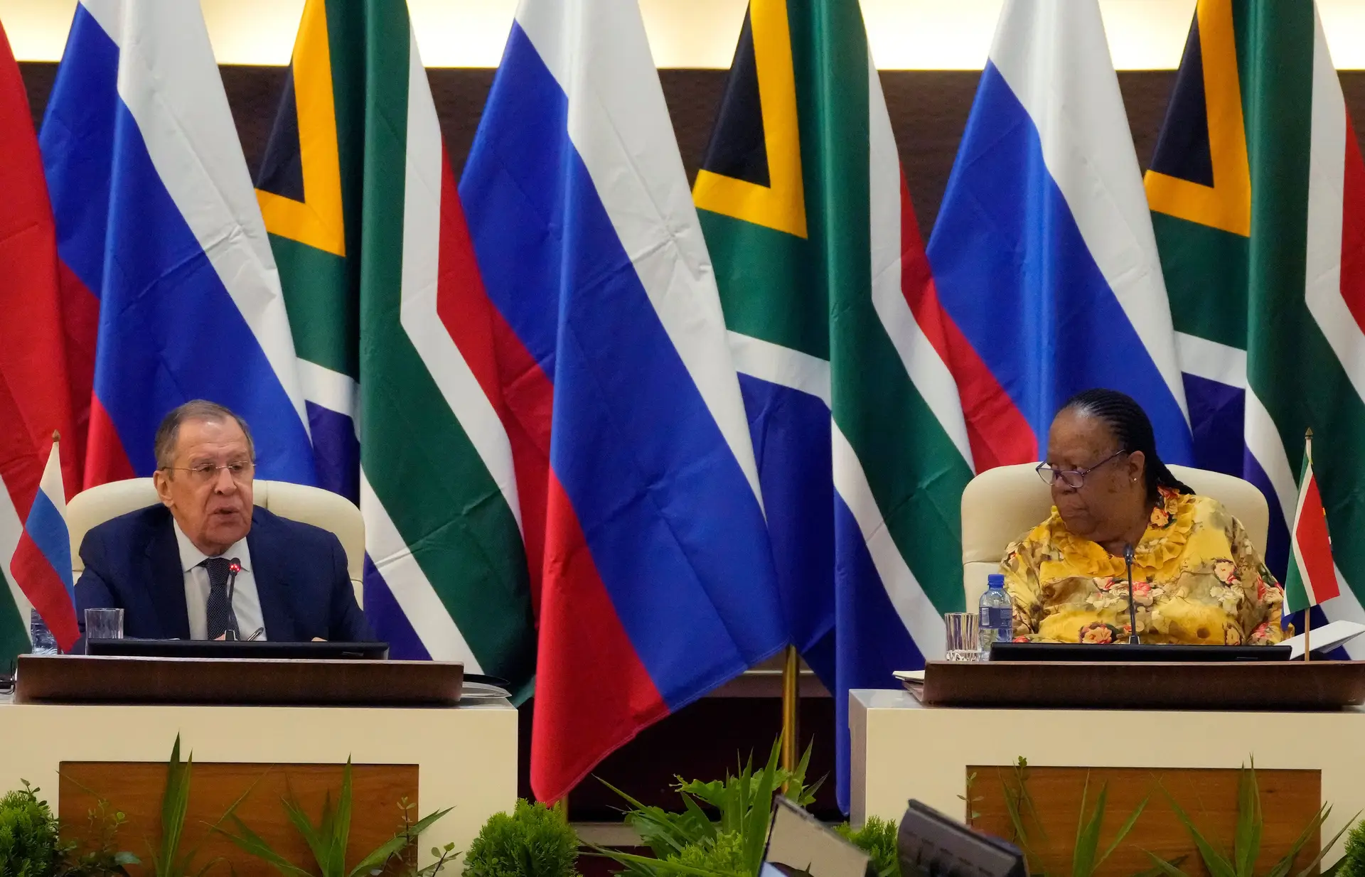 Naledi Pandor e Sergey Lavrov em Pretória, África do Sul.