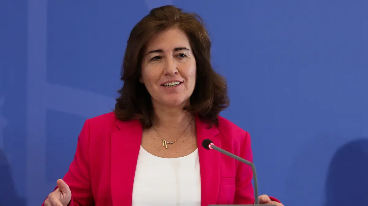 A ministra do Trabalho, da Solidariedade e da Segurança Social, Ana Mendes Godinho, durante a conferência de imprensa para apresentação das novas medidas do Governo para mitigar o aumento do custo de vida, no Ministério das Finanças, em Lisboa