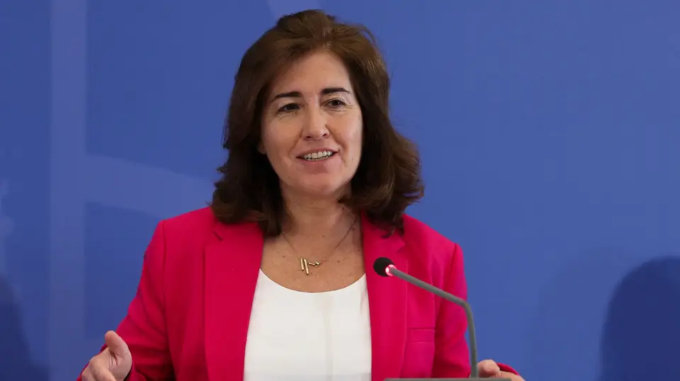A ministra do Trabalho, da Solidariedade e da Segurança Social, Ana Mendes Godinho, durante a conferência de imprensa para apresentação das novas medidas do Governo para mitigar o aumento do custo de vida, no Ministério das Finanças, em Lisboa
