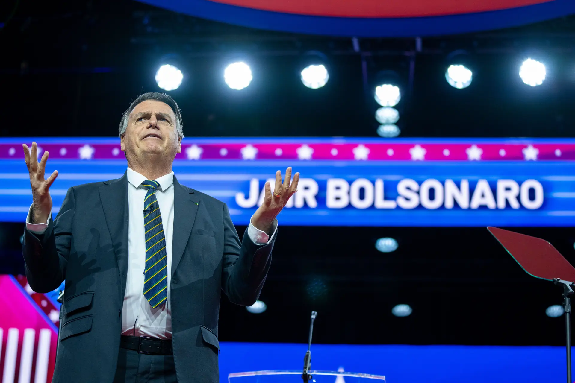 Jair Bolsonaro devolve joias que recebeu de presente da Arábia Saudita