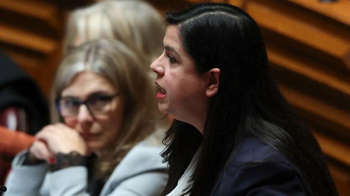 Inês Sousa Real intervém durante o debate parlamentar sobre política geral com a presença do primeiro-ministro.