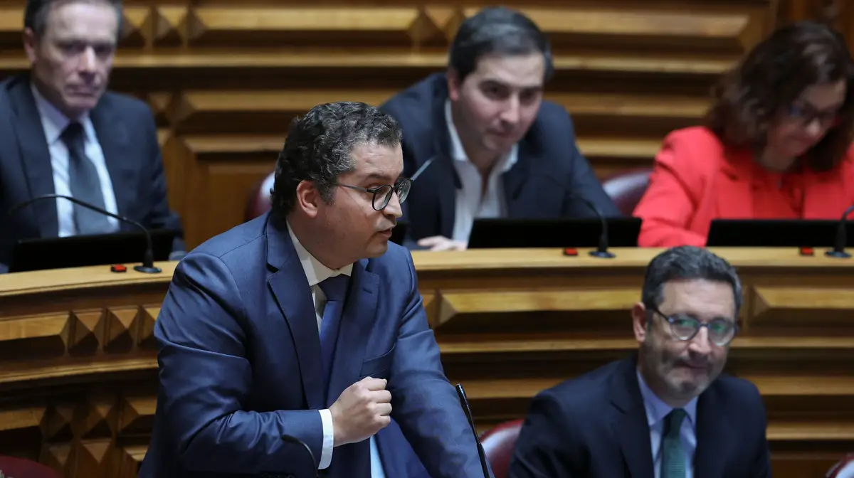 Joaquim Miranda Sarmento intervém durante o debate parlamentar sobre política geral com a presença do primeiro-ministro.