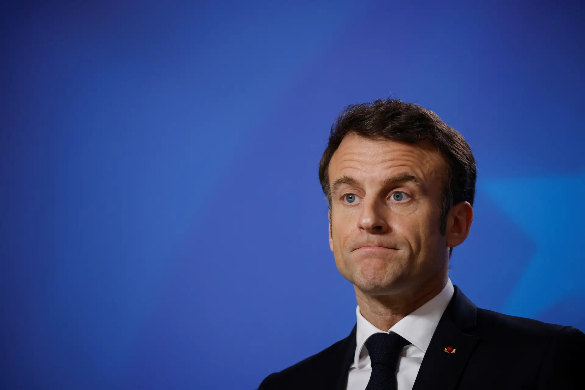 Presidente francês promulga polémica alteração da idade de reforma