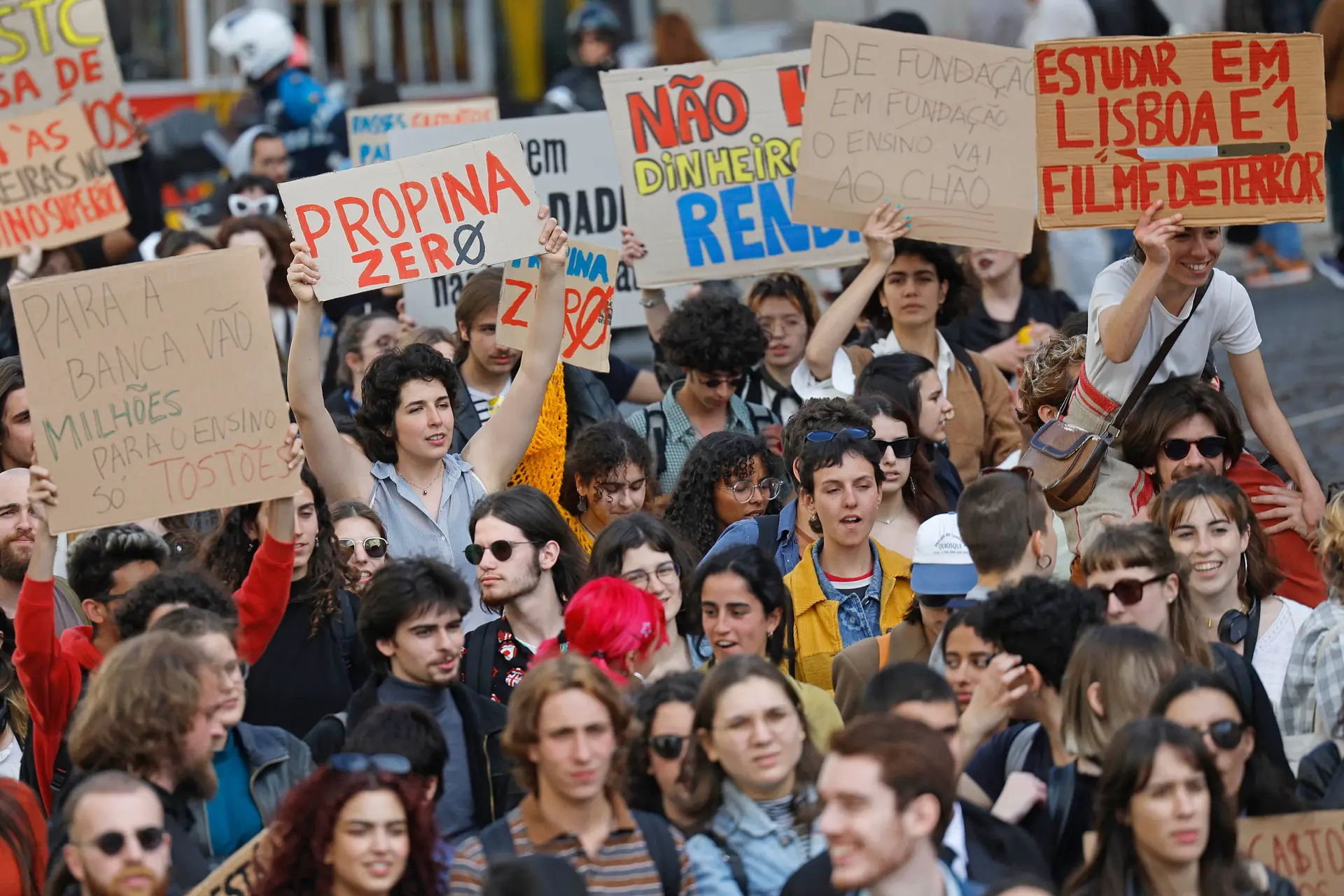 Dezenas Assinam Manifesto Contra Sistema De Propinas Por Escalões