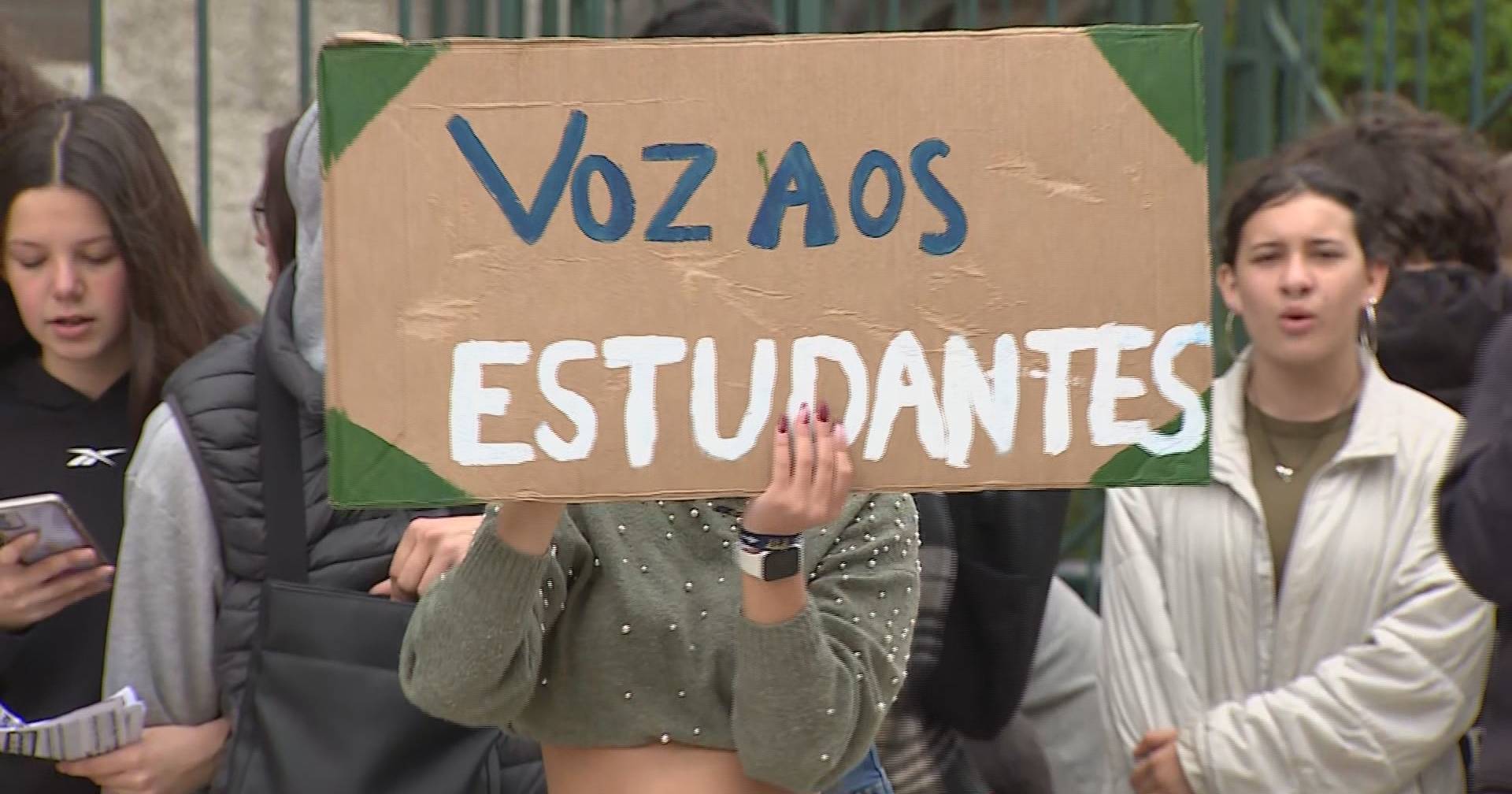 Estudantes em protesto: querem melhores condições nas escolas e o fim dos exames nacionais