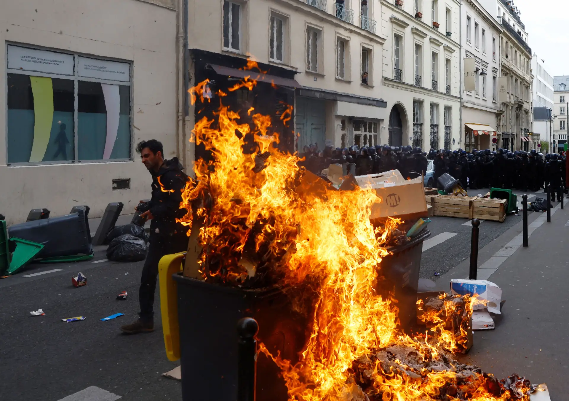 Protestos contra o aumento da idade da reforma em Paris.