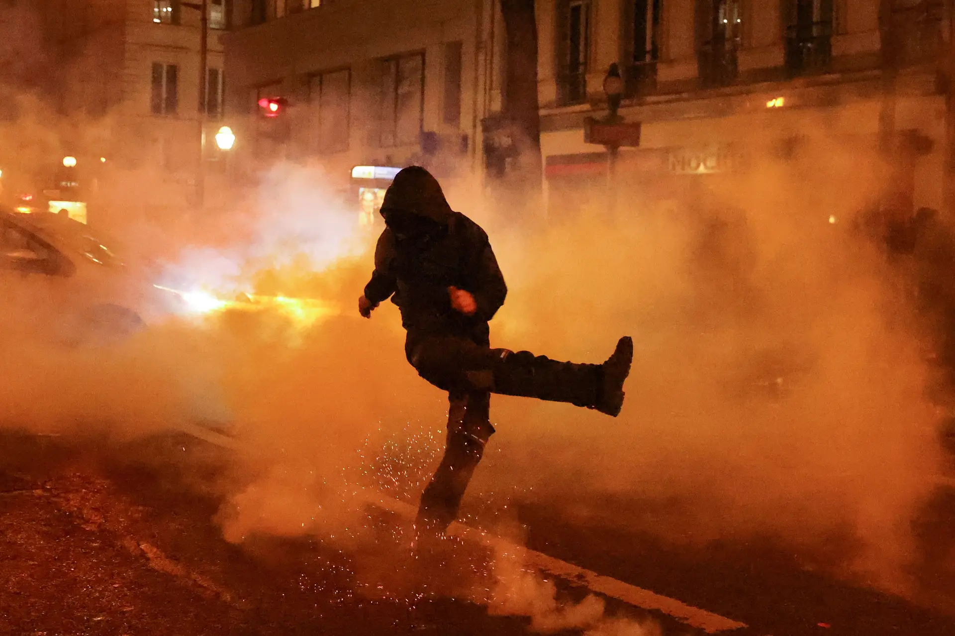 Protestos contra o aumento da idade da reforma em Paris.