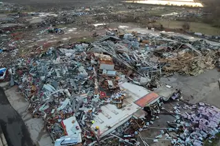 O rasto de destruição causado pelo tornado nos EUA