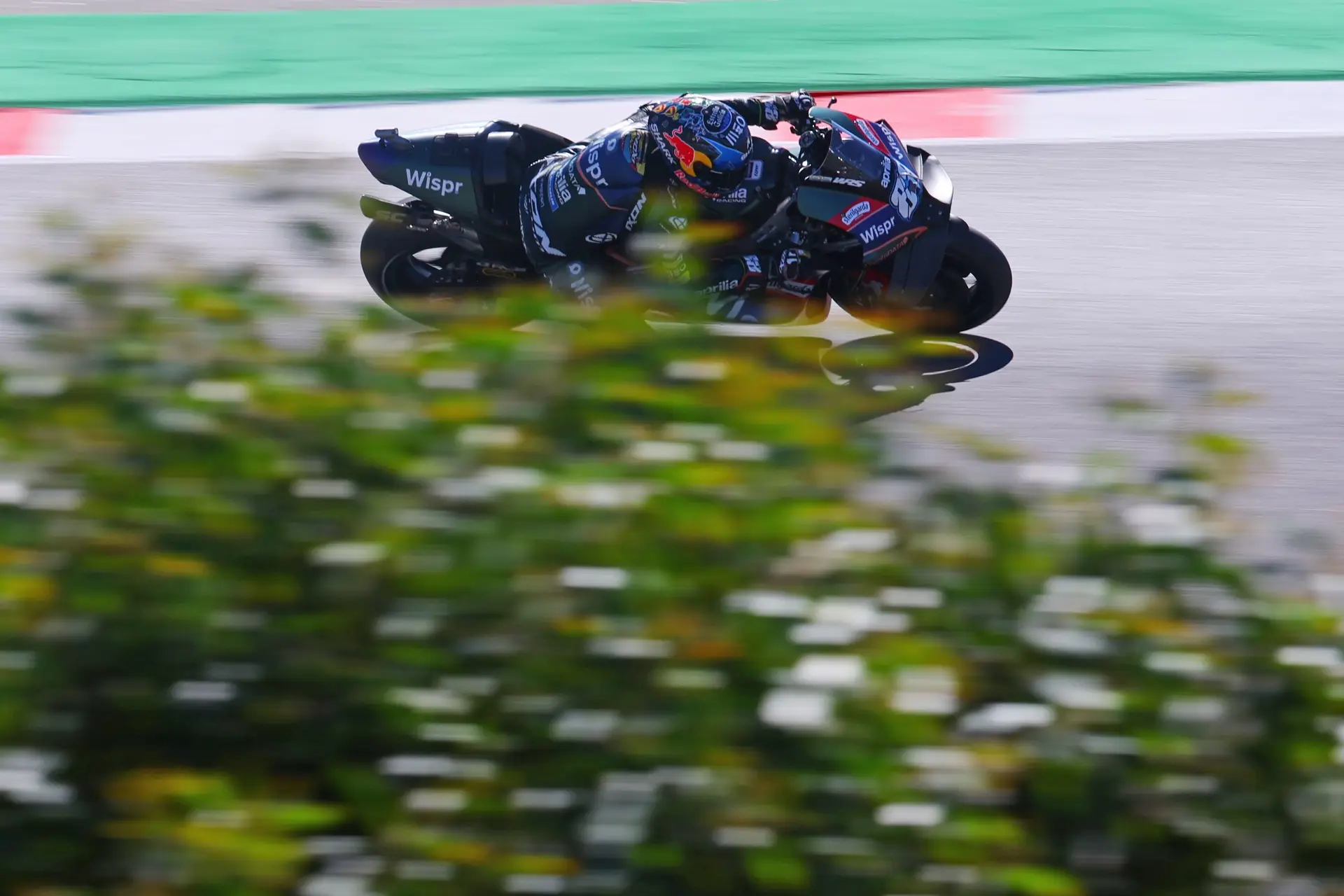 Aleix Espargaró passa Bagnaia na última volta e vence etapa da Moto GP