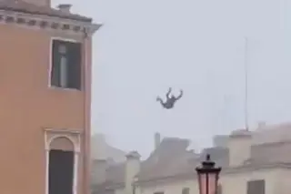 Veneza está à procura do “idiota” que saltou de edifício para canal
