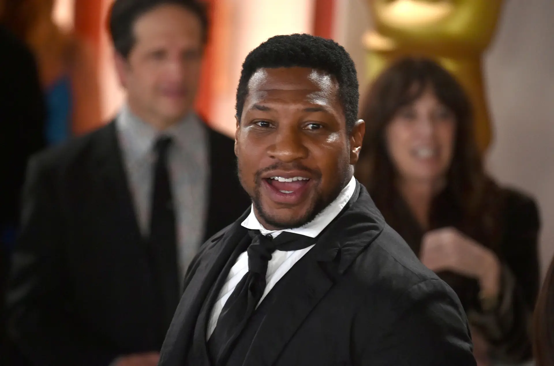 Ator Jonathan Majors detido e acusado de agredir mulher