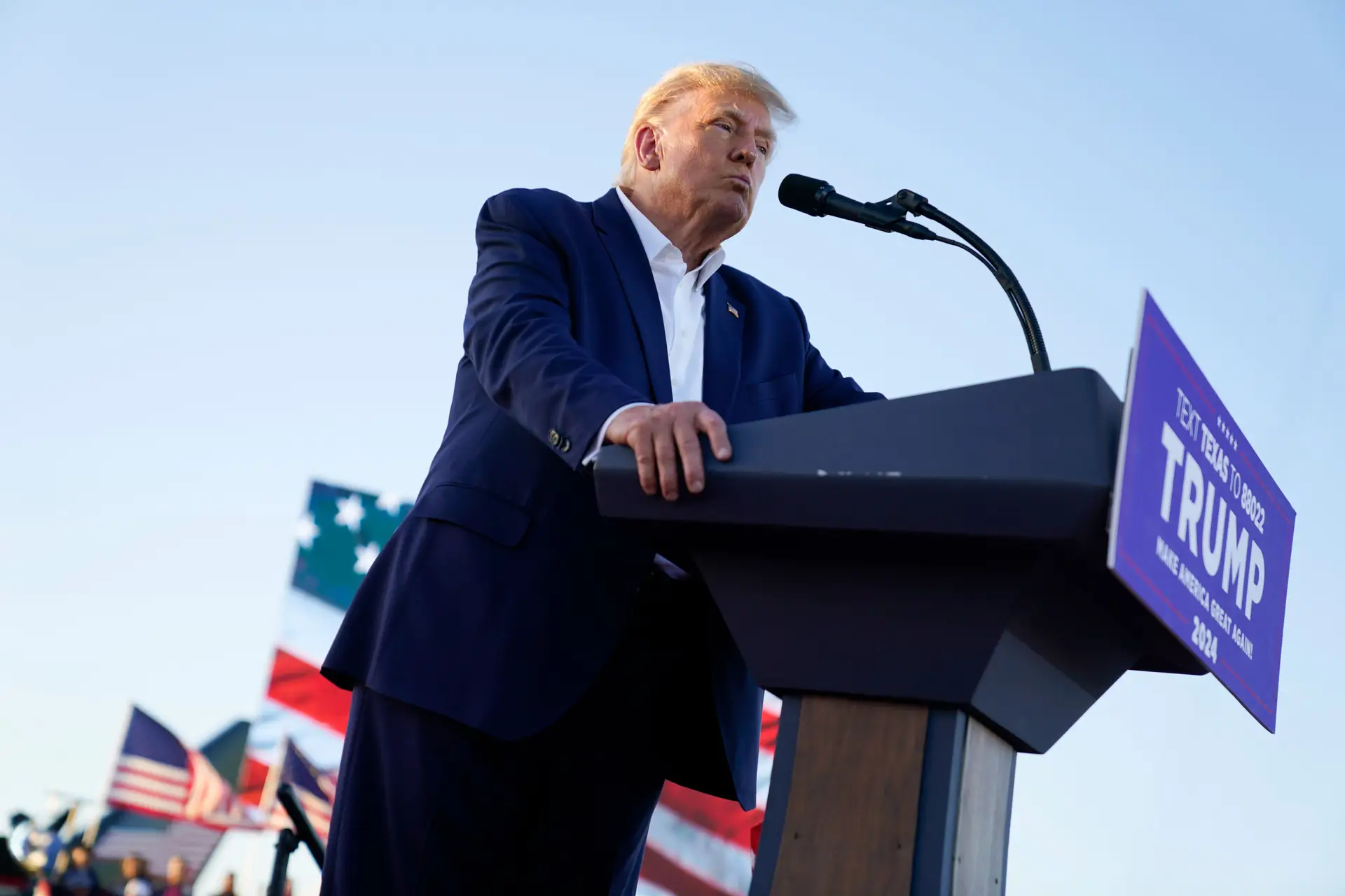 Governo dos EUA culpa Donald Trump pela caótica retirada do Afeganistão