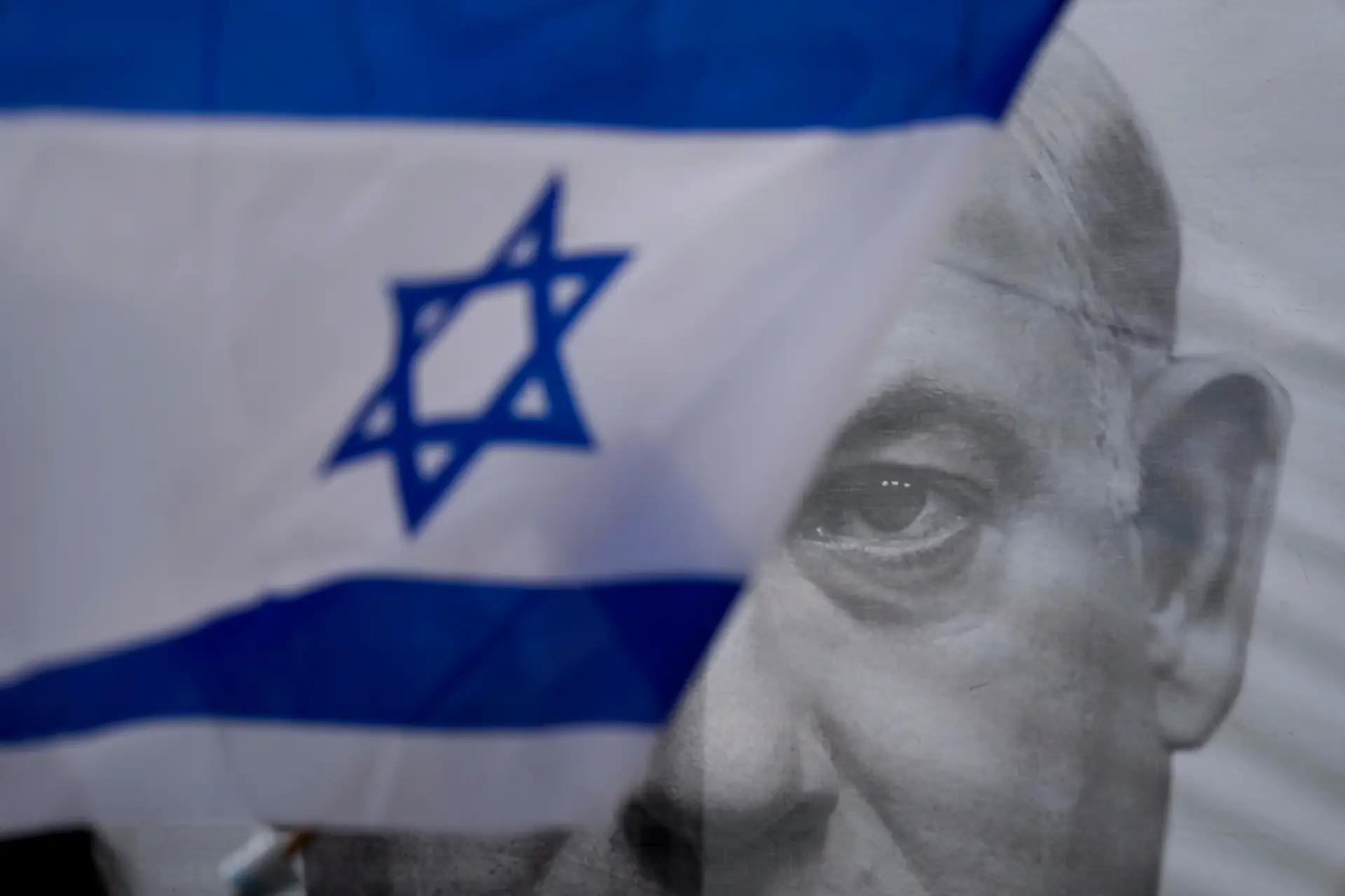 Netanyahu demite ministro da Defesa que pediu suspensão de polémica reforma