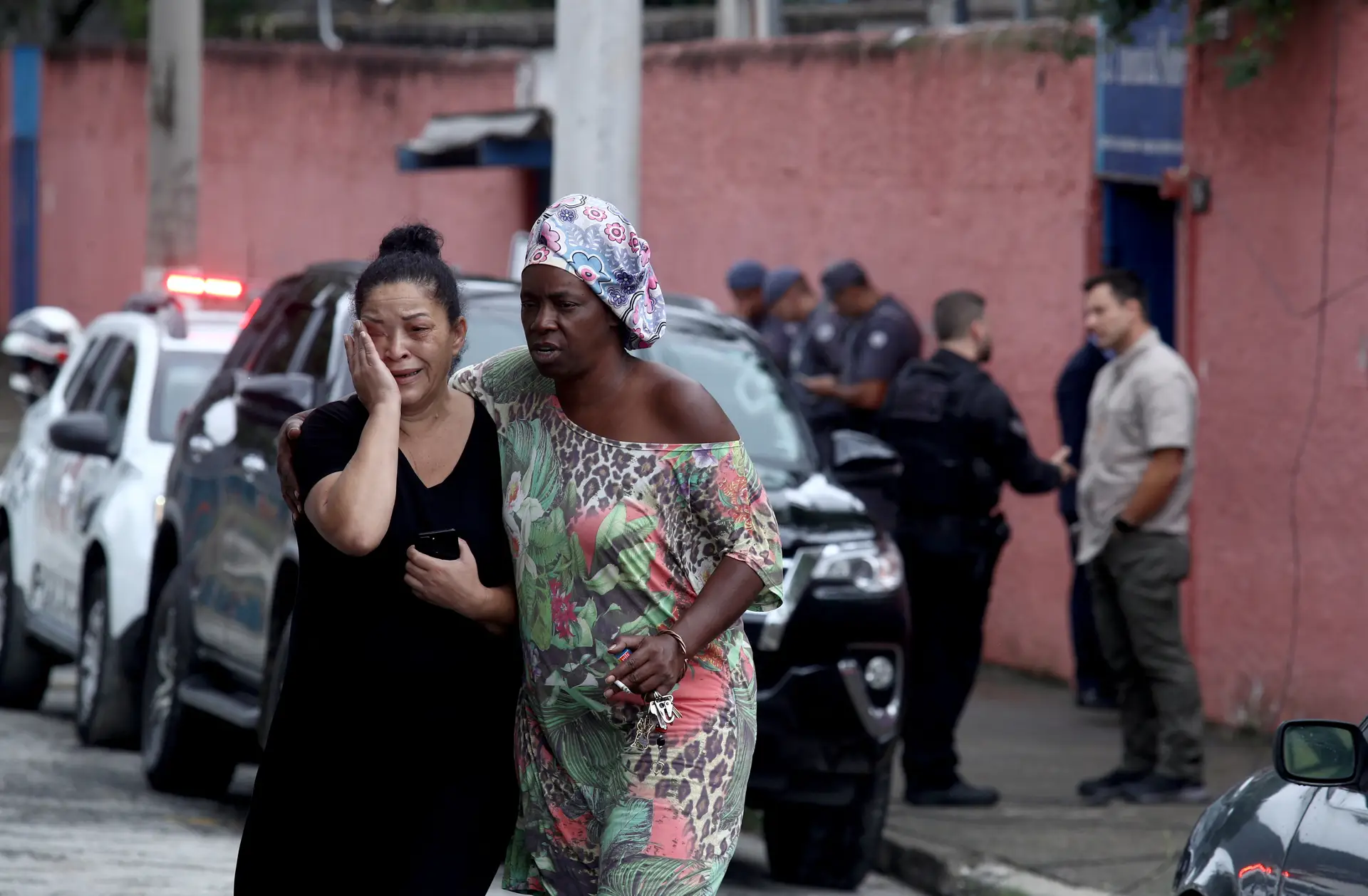 Pelo menos um morto e quatro feridos em ataque com faca numa escola em São Paulo