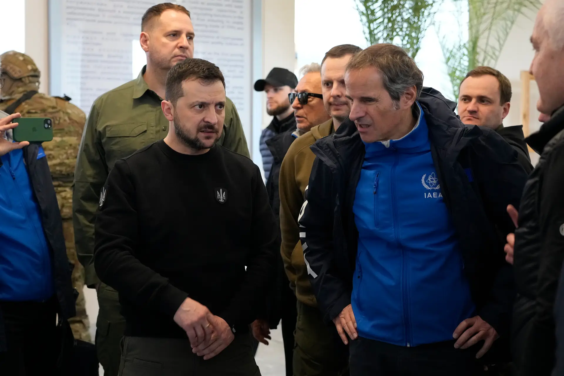 Zelensky e chefe da agência de energia atómica reunidos em Zaporíjia.