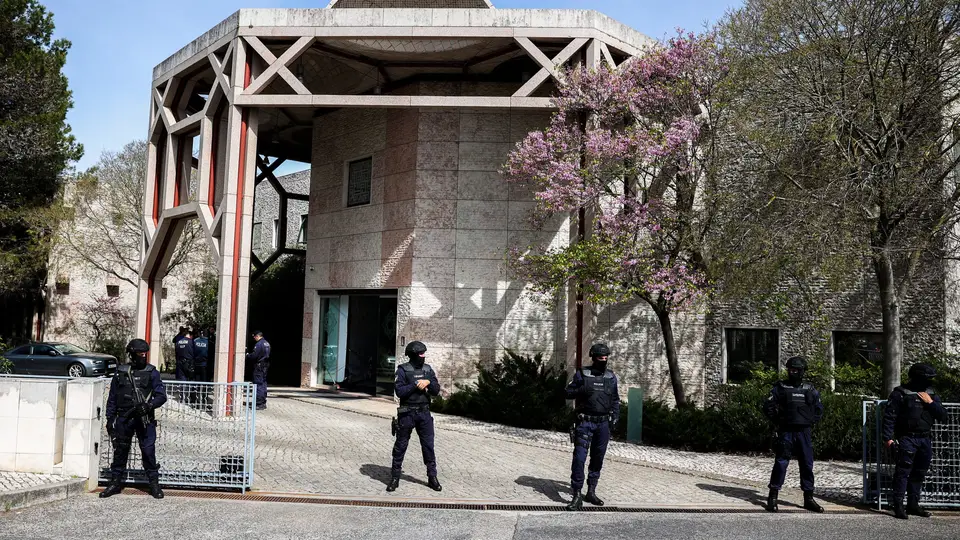 Agentes da PSP no Centro Ismaili em Lisboa