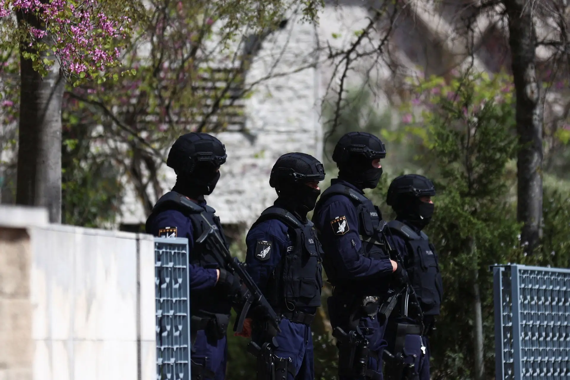 As imagens do aparato policial junto ao Centro Ismaili em Lisboa