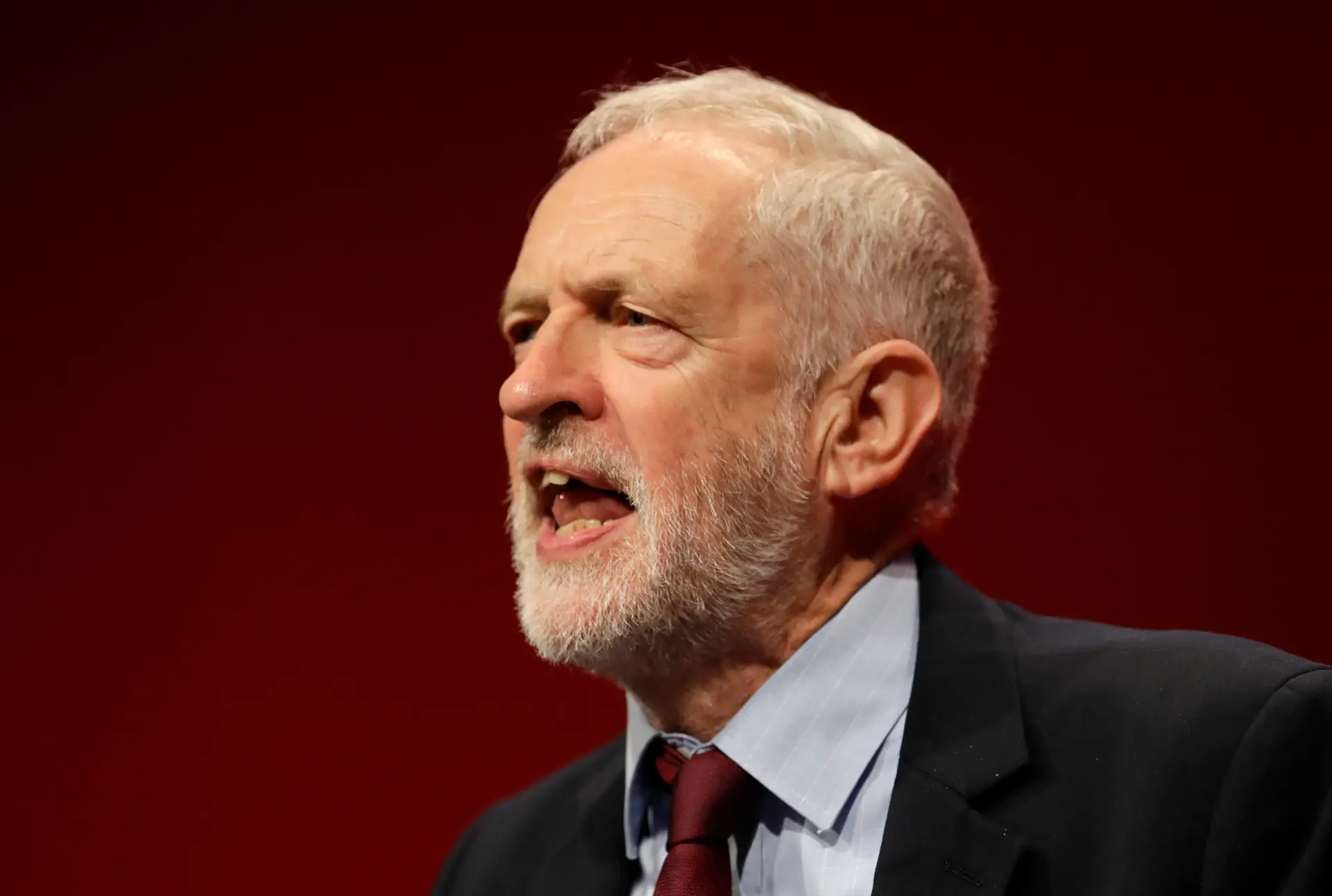 Antigo líder Jeremy Corbyn proibido de se recandidatar pelo Partido Trabalhista