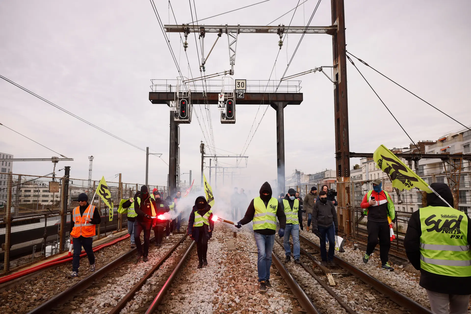 Manifestantes bloqueiam estação de comboios em Paris.
