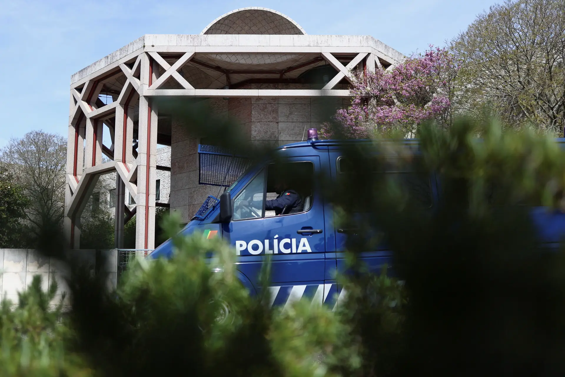 Uma carrinha da Polícia à porta do Centro Ismaili, em Lisboa