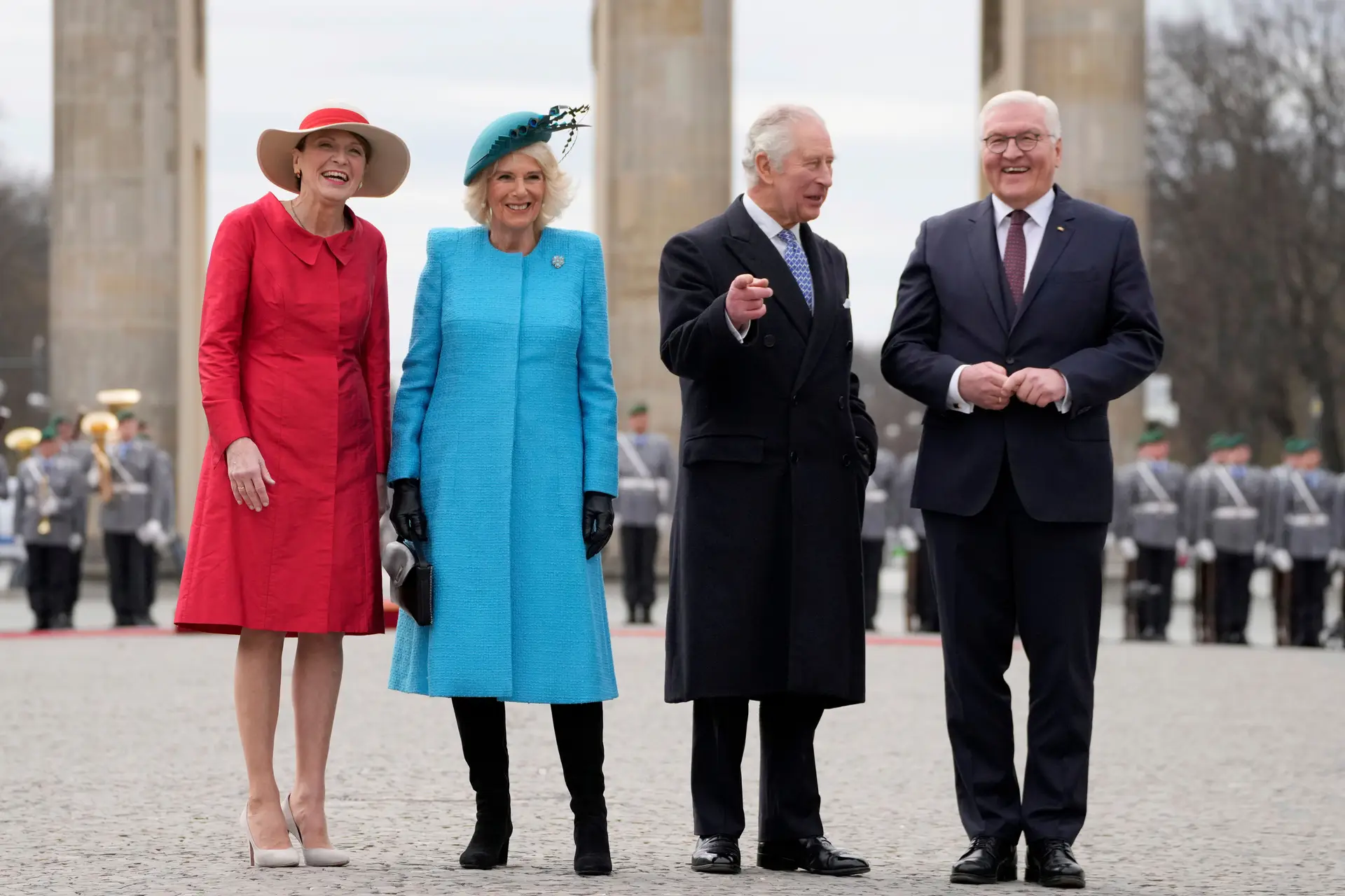 O Presidente alemão acompanhado pela mulher, o Rei Carlos III e a rainha consorte Camila junto à Porta de Brandemburgo, em Berlim.