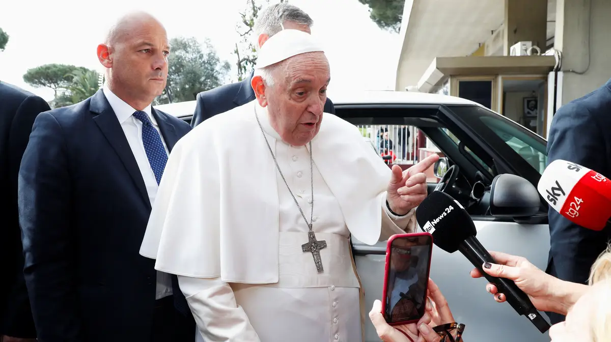 O Papa Francisco à porta do Hospital Gemelli, em Roma, momentos após receber alta.