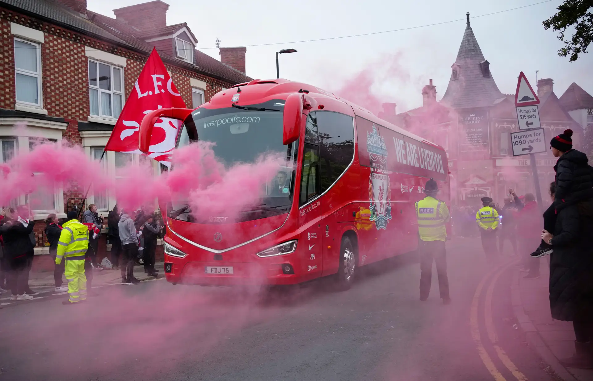Adeptos atacam autocarro do Liverpool, Klopp foi atingido