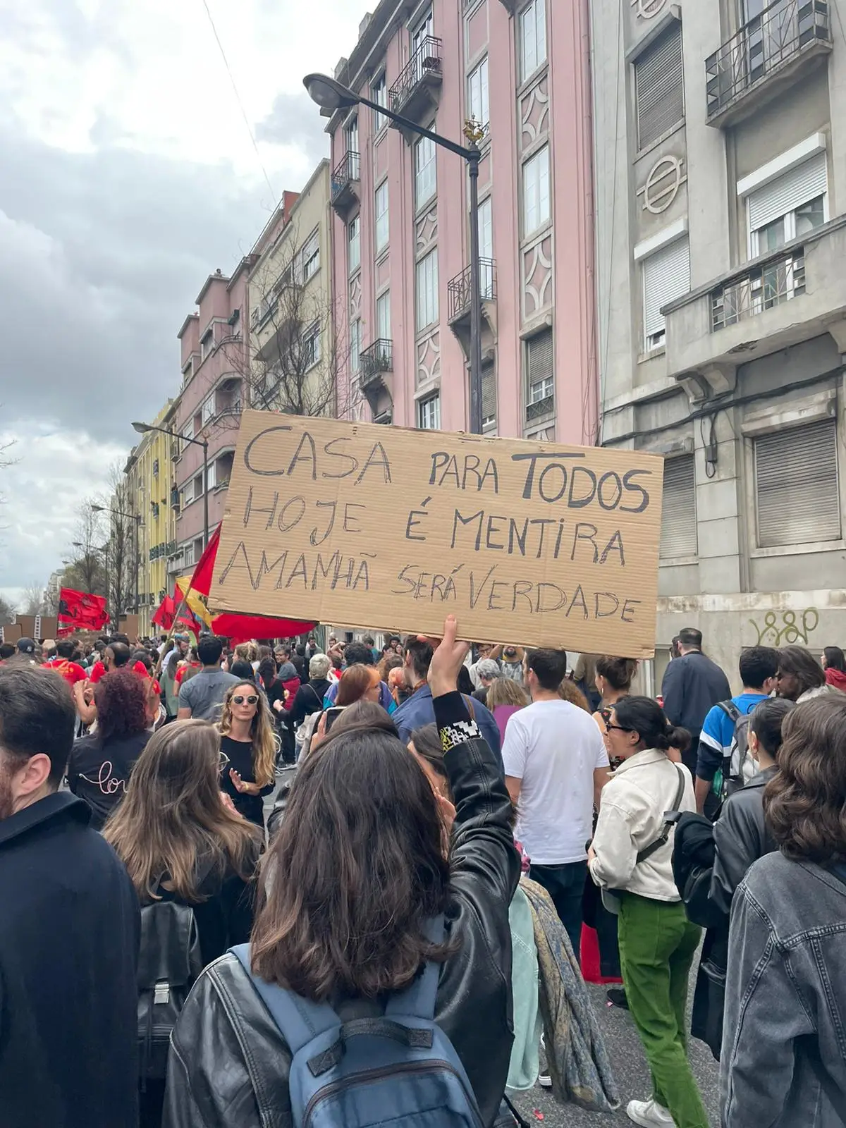 As imagens de uma tarde de protestos em Lisboa pelo direito à habitação