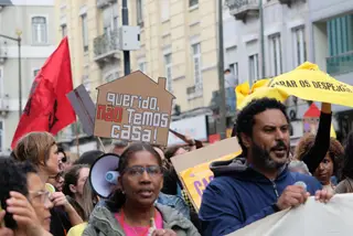 “Não quero deixar o meu país”. Milhares saem à rua e (só) pedem um teto e quatro paredes